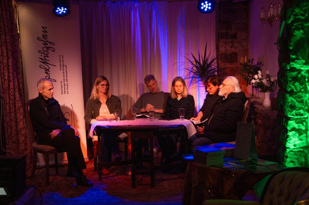 Autoren des Rumpelstilzchen Literaturprojekt auf der Bühne der Hanaa’s Lounge