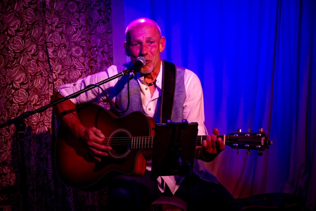 Michael Casel singt zur Gitarre